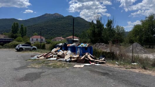 Κλειτορία: Σκοτάδι και βρωμιά, Δεκαπενταύγουστο, στο πάρκινγκ δίπλα στην κεντρική πλατεία ΦΩΤΟ