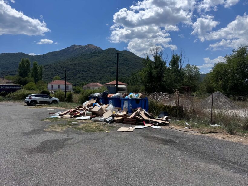 Κλειτορία: Σκοτάδι και βρωμιά τον Δεκαπενταύγουστο στο πάρκινγκ δίπλα στην κεντρική πλατεία ΦΩΤΟ