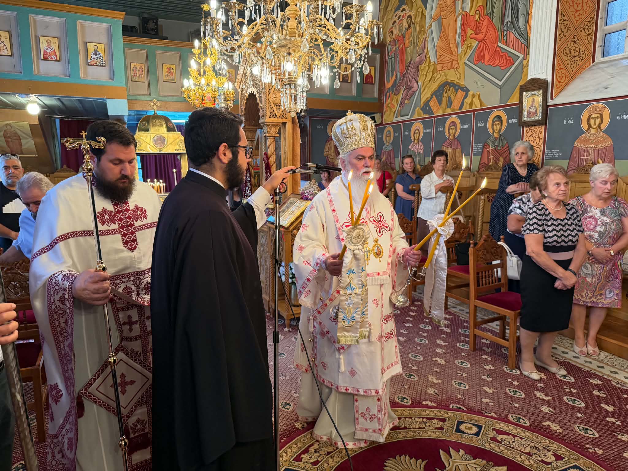 Με θρησκευτική κατάνυξη η Αρχιερατική Θεία Λειτουργία στους Καμενιάνους ΦΩΤΟ