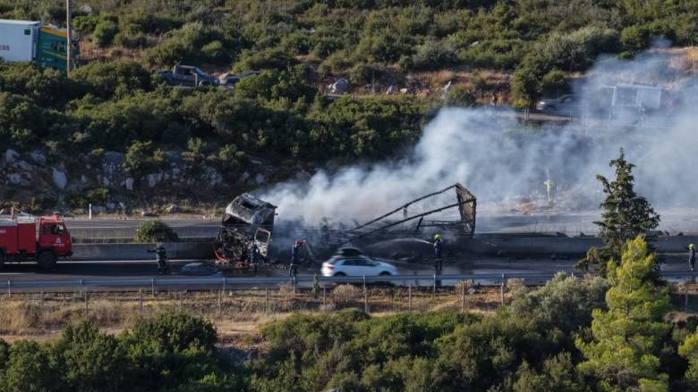 Φθιώτιδα: Σοκαριστικές οι εικόνες από το θανατηφόρο τροχαίο με τη σύγκρουση φορτηγών