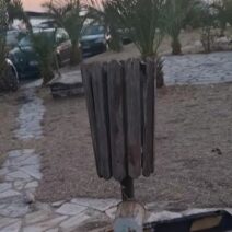 Πάτρα: Ανάπλαση μετ' εμποδίων στην Μαρίνα της Ηρώων Πολυτεχνείου ΒΙΝΤΕΟ 1 Παλιός, φθαρμένος ξύλινος στύλος φωτισμού ή διακοσμητικό στοιχείο…