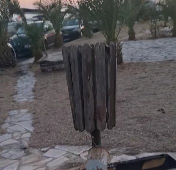 Παλιός, φθαρμένος ξύλινος στύλος φωτισμού ή διακοσμητικό στοιχείο…