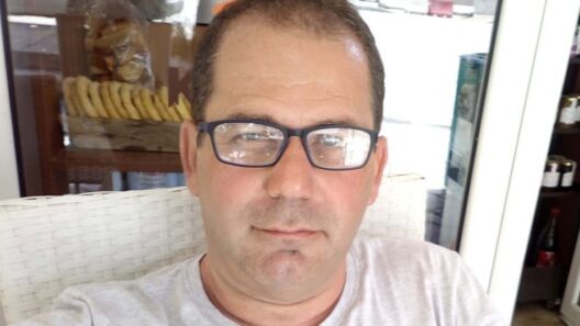 «Δύο χώρες, δύο πραγματικότητες – και μια Ελλάδα των εξαγγελιών» 12 Ένας άνδρας με γυαλιά και γκρι μπλουζάκι κοιτάζει την κάμερα, με ψη…