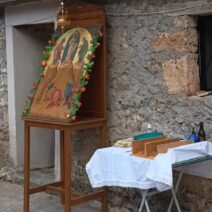 Ο εορτασμός της Μεταμορφώσεως του Σωτήρος στην Βαλιμή ΦΩΤΟ 1 Εικόνα της Μεταμόρφωσης του Σωτήρος στολισμένη με λουλούδια, σε πρ…