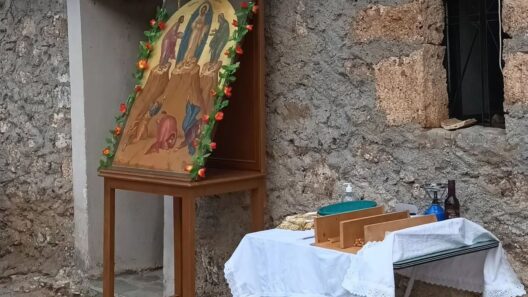 Εικόνα της Μεταμόρφωσης του Σωτήρος στολισμένη με λουλούδια, σε πρ…