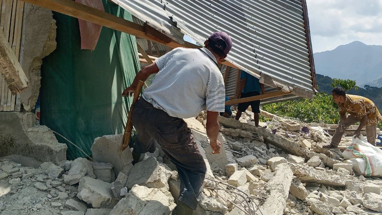 Σεισμός στην Ινδονησία: Δεκάδες οι νεκροί – Αποκλεισμένη η περιοχή κοντά στο επίκεντρο