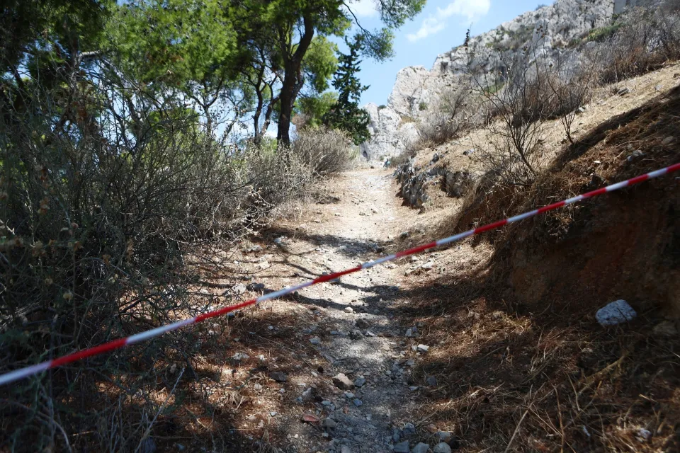 Λυκαβηττός: Βρέθηκε σορός μέσα σε σπηλιά 5 Λυκαβηττός: Βρέθηκε σορός μέσα σε σπηλιά