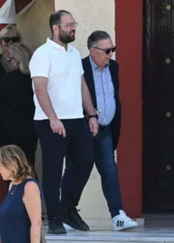 Αίγιο: Το τελευταίο αντίο στον δημοσιογράφο Σωτήρη Τριανταφυλλόπουλο ΦΩΤΟ 5 Αίγιο: Το τελευταίο αντίο στον δημοσιογράφο Σωτήρη Τριανταφυλλόπουλο ΦΩΤΟ