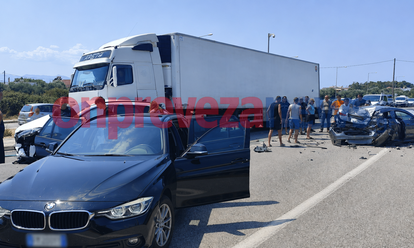 Πρέβεζα: Σύγκρουση φορτηγού με τρία αυτοκίνητα - Υπάρχουν τραυματίες ΦΩΤΟ 8 Πρέβεζα: Σύγκρουση φορτηγού με τρία αυτοκίνητα - Υπάρχουν τραυματίες ΦΩΤΟ