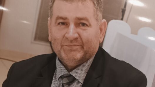 «Ο κ. Αλεξόπουλος έπαιξε με την ελπίδα των Κτηνοτρόφων» 12 Πορτρέτο του κ. Αλεξόπουλου με κοστούμι και γραβάτα.