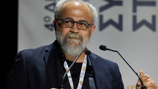 «Αν δεν ήταν τόσο χυδαία προβοκατόρικο, θα ήταν σχεδόν κωμικό» 12 Αν δεν ήταν το σοσιαλ μέディア, θα ήταν σχέδιο κωμικό