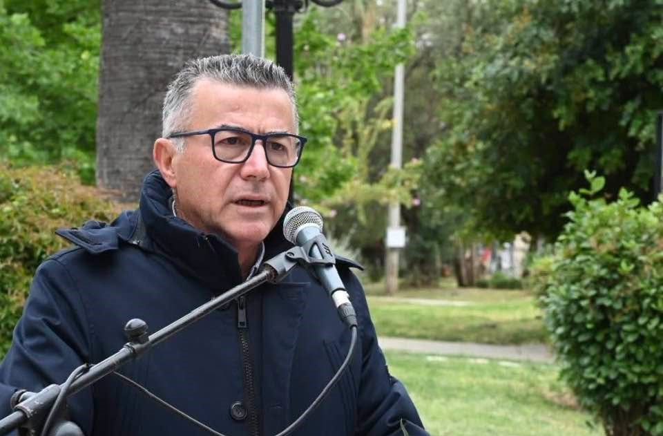 Φωτογραφία του Πούντα‑Καλάβρυτα με προειδοποιητικό μήνυμα