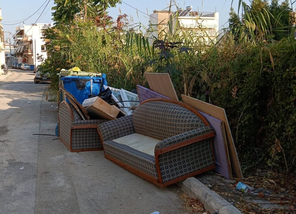 Πάτρα: «Εστρωσε» το σαλόνι του σπιτιού του στον δρόμο της γειτονιάς ΦΩΤΟ