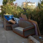 Πάτρα: «Εστρωσε» το σαλόνι του σπιτιού του στον δρόμο ΦΩΤΟ