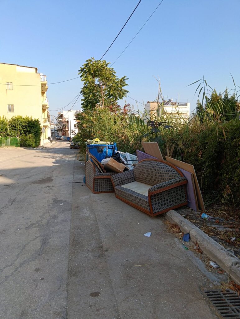 Πάτρα: «Εστρωσε» το σαλόνι του σπιτιού του στον δρόμο ΦΩΤΟ