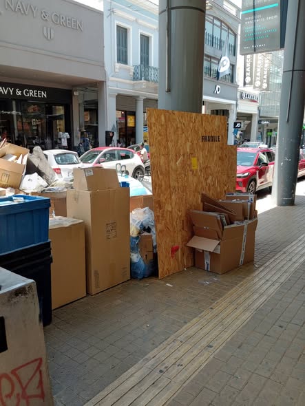 Πάτρα: Ηαποκομιδή καθυστερεί με στοίβες χαρτοκιβωτίων στο κέντρο – «Βουνό» τα ανακυκλώσιμα ΦΩΤΟ