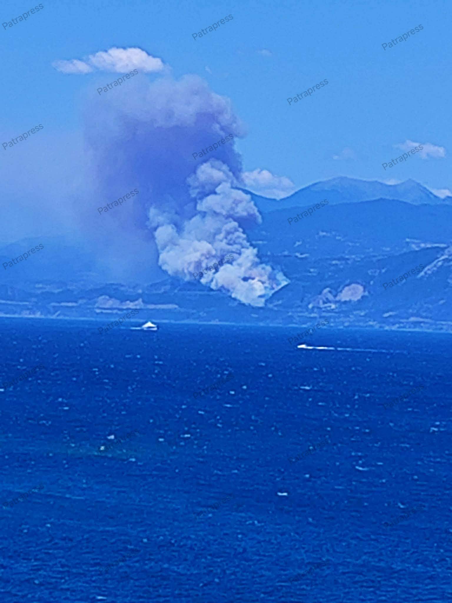 Πάτρα: Αποπνικτική η ατμόσφαιρα από καπνούς της φωτιάς στην Αιγιάλεια ΦΩΤΟ-ΒΙΝΤΕΟ 7 Πάτρα: Αποπνικτική η ατμόσφαιρα από καπνούς της φωτιάς στην Αιγιάλεια ΦΩΤΟ-ΒΙΝΤΕΟ