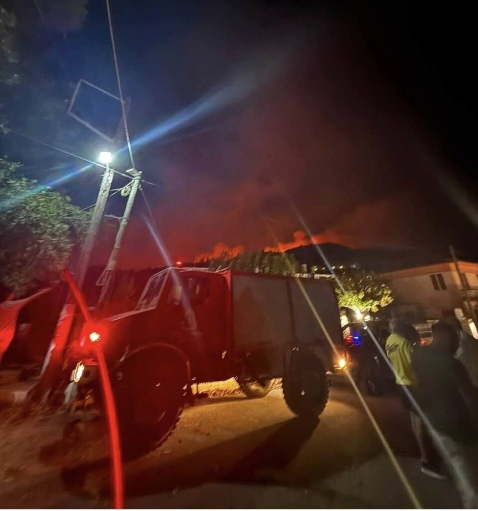 Αχαΐα: Υπό «έλεγχο» αλλά με επικίνδυνες αναζοπυρώσεις η φωτιά στην Αιγιάλεια - Απετράπησαν τα χειρότερα - Η «μάχη» μέρα νύxτα στο Patrapress BINTEO-ΦΩΤΟ
