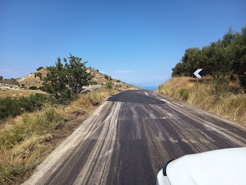Αιγείρα: «Μπαλώματα» και αφύλακτοι γκρεμοί προς Αρχαίο Θέατρο με οδηγούς να ριψοκινδυνεύουν ΦΩΤΟ