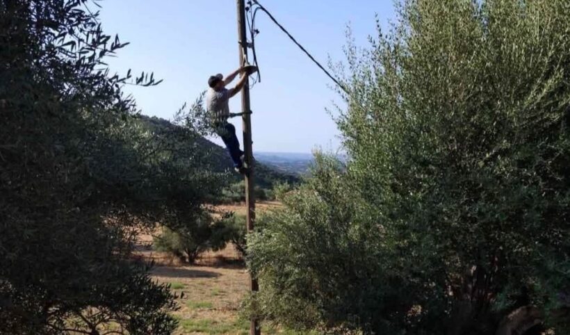 Φλόκα: Αλλάζουν καμένες λάμπες και αποκαθιστούν βλάβες μετά την φωτιά ΦΩΤΟ 4 Φλόγες και καμμένες λάμπες μετά από φωτιά