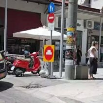 Αίγιο: Αποτυχημένη προσπάθεια διέλευσης ασθενοφόρου στον αμφιλεγόμενο πεζόδρομο της Κλ. Οικονόμου ΒΙΝΤΕΟ 1 Αίγιο: Αποτυχημένη προσπάθεια διέλευσης ασθενοφόρου στον αμφιλεγόμενο πεζόδρομο της Κλ. Οικονόμου ΒΙΝΤΕΟ