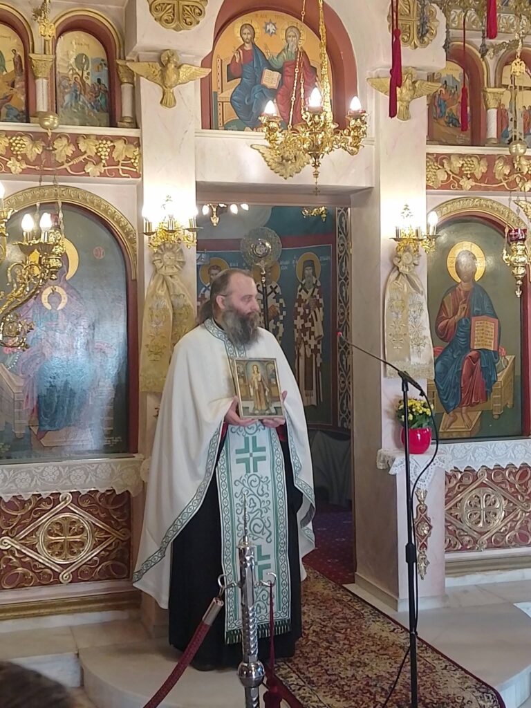 Ο εσπερινός στον Ι.Ν. Αγίας Τριάδος της Καρυάς Πατρών ΦΩΤΟ