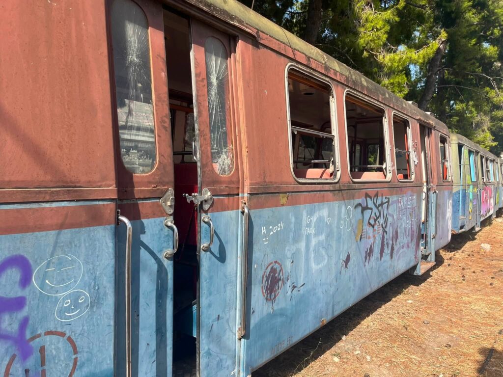 Αχαΐα: Βανδαλισμοί στον Οδοντωτό – Στο έλεος οι ιστορικές αμαξοστοιχίες του Σιδηροδρομικού Σταθμού Διακοπτού ΦΩΤΟ