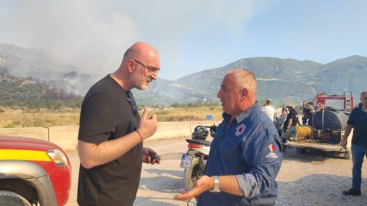 Αιγιάλεια: Στην πυρκαγιά δήμαρχος και αντιδήμαρχος συνδράμοντας αρχές και πολίτες ΦΩΤΟ