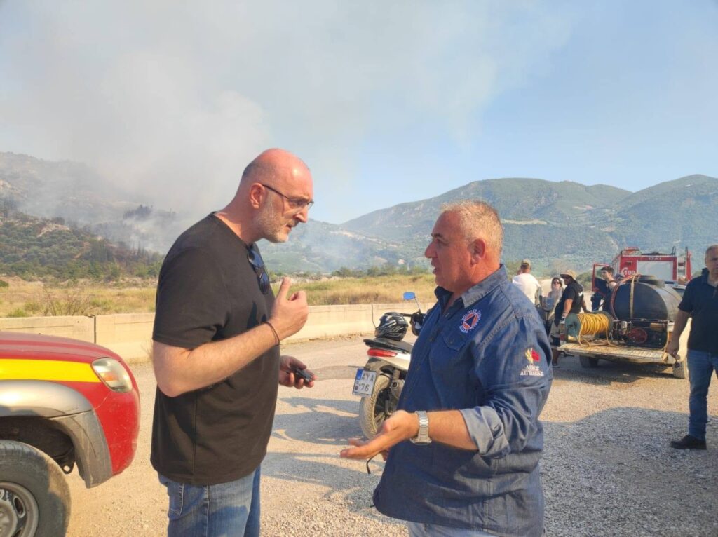 Αιγιάλεια: Στην πυρκαγιά δήμαρχος και αντιδήμαρχος συνδράμοντας αρχές και πολίτες ΦΩΤΟ 5 Αιγιάλεια: Στην πυρκαγιά δήμαρχος και αντιδήμαρχος συνδράμοντας αρχές και πολίτες ΦΩΤΟ