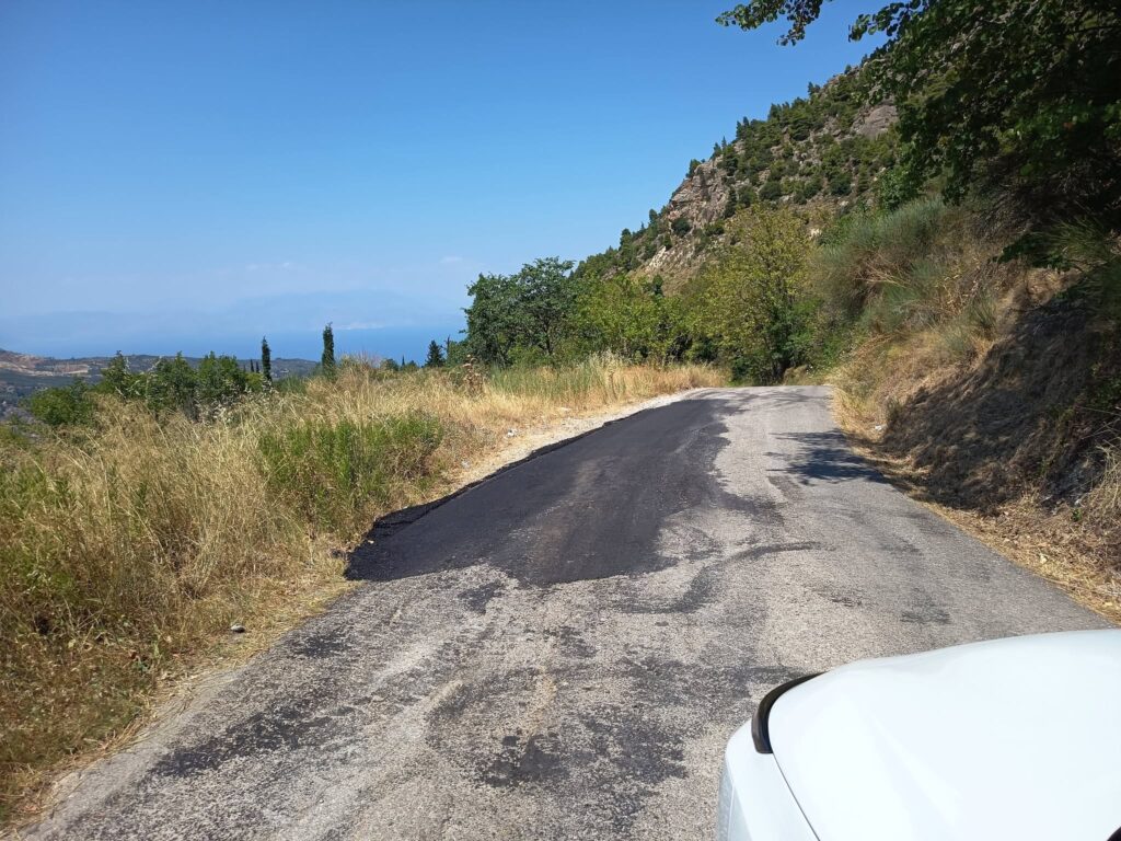 Αιγείρα: «Μπαλώματα» και αφύλακτοι γκρεμοί προς Αρχαίο Θέατρο με οδηγούς να ριψοκινδυνεύουν ΦΩΤΟ