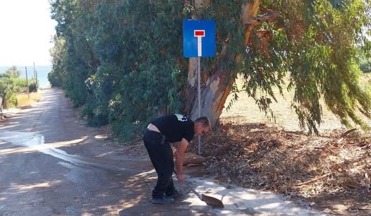 Λακκόπετρα: Μυστήριο με πινακίδα που τη μια μέρα μπαίνει και την άλλη εξαφανίζεται - Βλέπουν «βανδαλισμούς και τραμπουκισμούς» ΦΩΤΟ