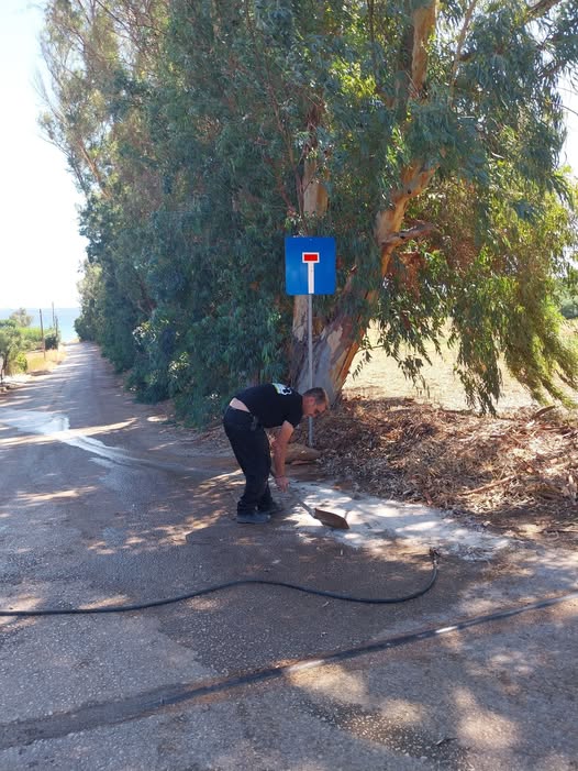 Λακκόπετρα: Μυστήριο με πινακίδα που τη μια μέρα μπαίνει και την άλλη εξαφανίζεται - Βλέπουν «βανδαλισμούς και τραμπουκισμούς» ΦΩΤΟ