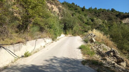 Αιγιάλεια: «Μπαλώματα» και αφύλακτοι γκρεμοί στον δρόμο προς το Αρχαίο Θέατρο Αιγείρας με τουρίστες να ριψοκινδυνεύουν ΦΩΤΟ 12 Αιγιάλεια 17η Επαρχιακή Οδός Αιγείρας