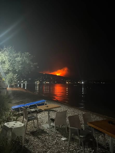 Αιγιάλεια: Αναστάτωση τη νύχτα από μεγάλη αναζωπύρωση πάνω από τις Καμάρες ΒΙΝΤΕΟ-ΦΩΤΟ
