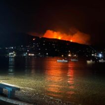 Αιγιάλεια: Αναστάτωση τη νύχτα από μεγάλη αναζωπύρωση πάνω από τις Καμάρες ΒΙΝΤΕΟ-ΦΩΤΟ 1 Αιγιάλεια: Αναστάτωση τη νύχτα από μεγάλη αναζωπύρωση πάνω από τις Καμάρες ΒΙΝΤΕΟ-ΦΩΤΟ
