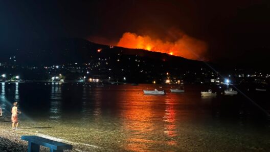 Αιγιάλεια: Αναστάτωση τη νύχτα από μεγάλη αναζωπύρωση πάνω από τις Καμάρες ΒΙΝΤΕΟ-ΦΩΤΟ