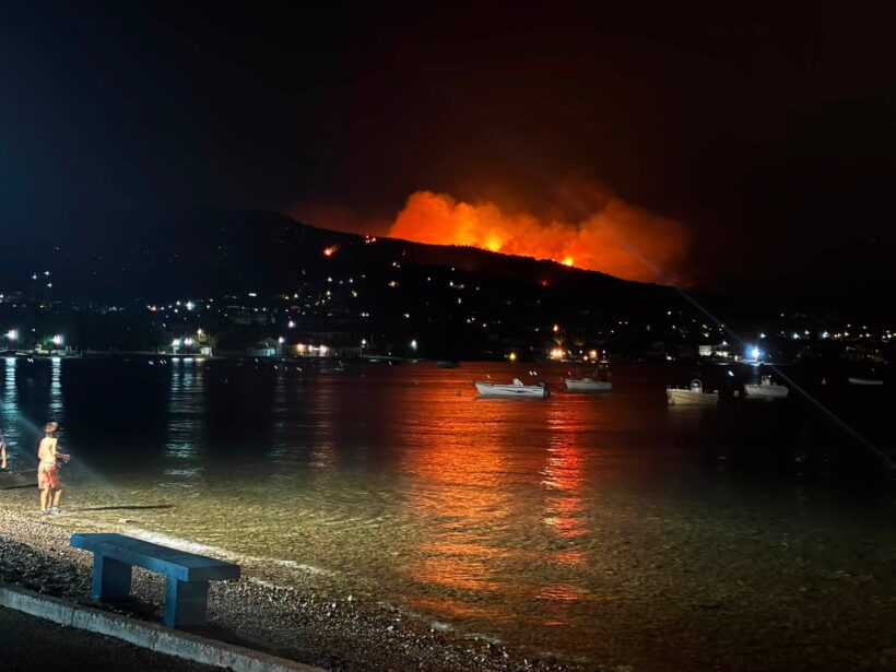 Αιγιάλεια: Αναστάτωση τη νύχτα από μεγάλη αναζωπύρωση πάνω από τις Καμάρες ΒΙΝΤΕΟ-ΦΩΤΟ