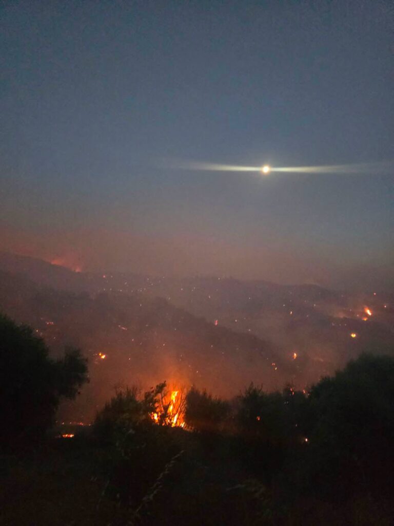 Δυτική Αχαΐα: Επιασε μάνικα για την κατάσβεση της πυρκαγιάς ακόμα και ο δήμαρχος που τηλεφώνησε στον υπουργό - Σε επιφυλακή για τον ΧΥΤΑ Φλόκα 8 Δυτική Αχαΐα: Επιασε μάνικα για την κατάσβεση της πυρκαγιάς ακόμα και ο δήμαρχος που τηλεφώνησε στον υπουργό - Σε επιφυλακή για τον ΧΥΤΑ Φλόκα