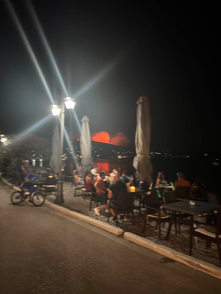 Αιγιάλεια: Αναστάτωση τη νύχτα από μεγάλη αναζωπύρωση πάνω από τις Καμάρες ΒΙΝΤΕΟ-ΦΩΤΟ