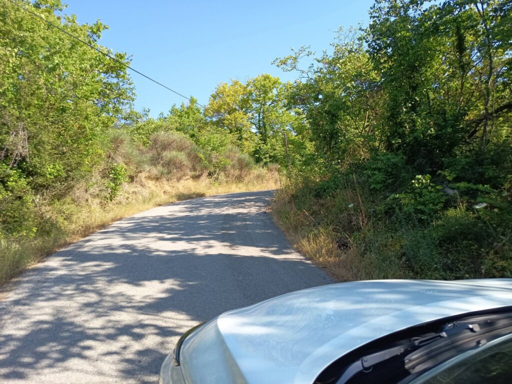 Αιγείρα: «Μπαλώματα» και αφύλακτοι γκρεμοί προς Αρχαίο Θέατρο με οδηγούς να ριψοκινδυνεύουν ΦΩΤΟ