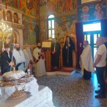 Ο εσπερινός στον Ι.Ν. Αγίας Τριάδος της Καρυάς Πατρών ΦΩΤΟ