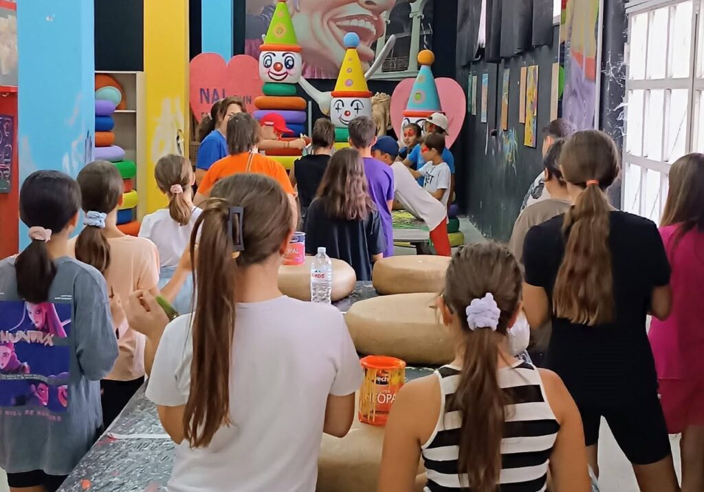 Εκπαιδευτική εκδρομή στο Καρναβαλικό εργαστήρι Πατρών από το ΚΔΑΠ Ροιτίκων ΦΩΤΟ