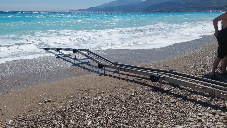 Ακράτα: Εκτός λειτουργίας ράμπα ΑμεΑ λόγω κυματισμού στη θάλασσα και στο βάθος βανδαλισμοί ΦΩΤΟ
