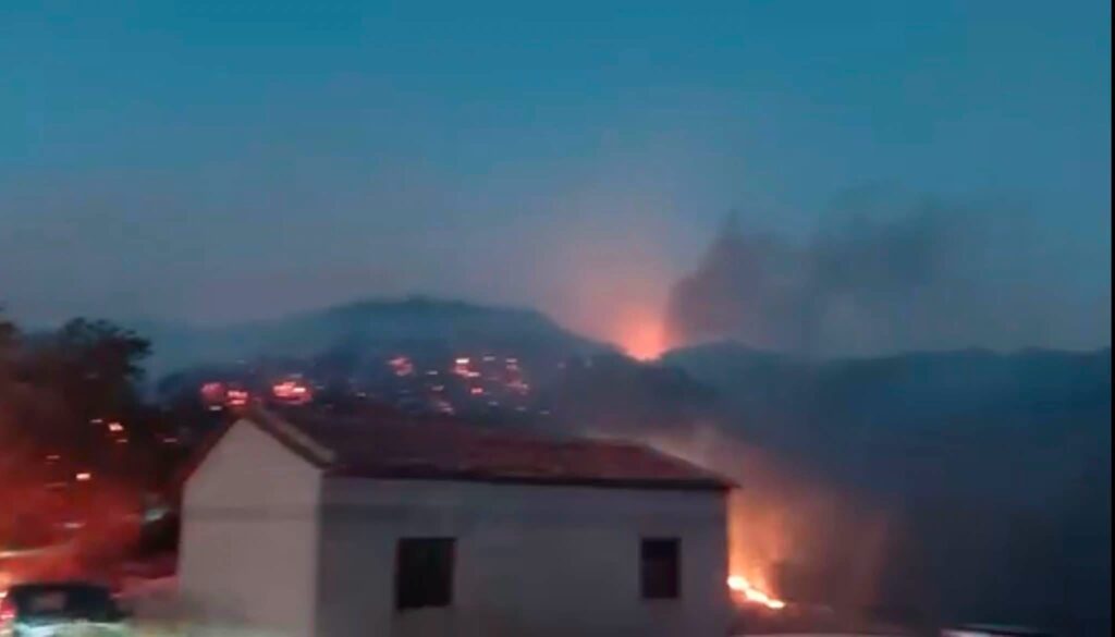 Δυτική Αχαΐα: Επιασε μάνικα για την κατάσβεση της πυρκαγιάς ακόμα και ο δήμαρχος που τηλεφώνησε στον υπουργό - Σε επιφυλακή για τον ΧΥΤΑ Φλόκα 5 Δυτική Αχαΐα: Επιασε μάνικα για την κατάσβεση της πυρκαγιάς ακόμα και ο δήμαρχος που τηλεφώνησε στον υπουργό - Σε επιφυλακή για τον ΧΥΤΑ Φλόκα