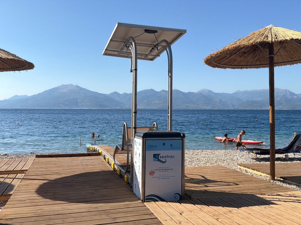 Ακράτα: Εκτός λειτουργίας ράμπα ΑμεΑ λόγω κυματισμού στη θάλασσα και στο βάθος βανδαλισμοί ΦΩΤΟ