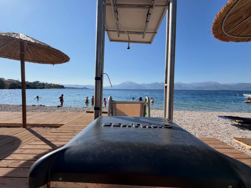 Ακράτα: Εκτός λειτουργίας ράμπα ΑμεΑ λόγω κυματισμού στη θάλασσα και στο βάθος βανδαλισμοί ΦΩΤΟ 4 Συλιβαινιιωτίκων στην προσωρινά εκτός