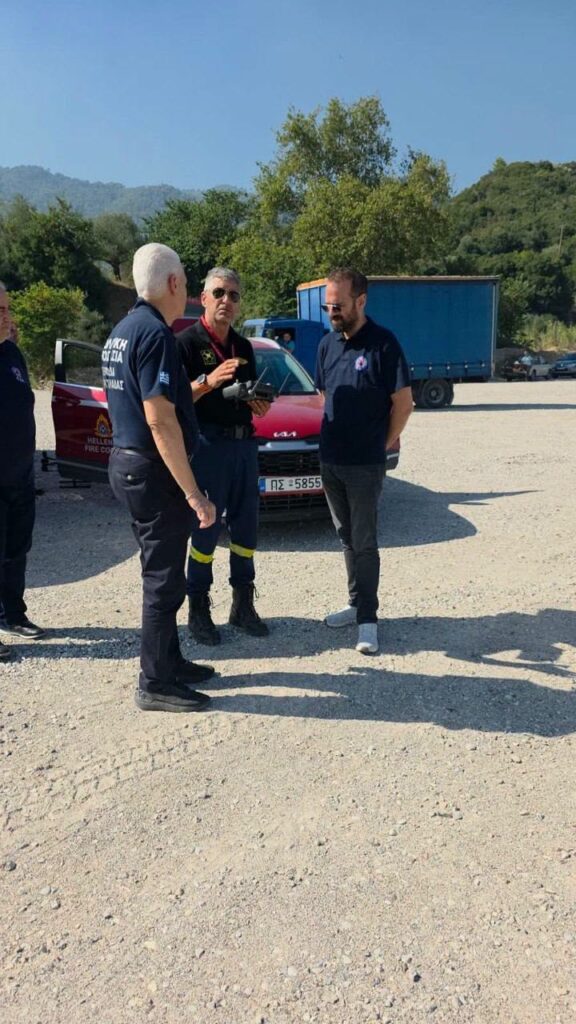 Αιγιάλεια: Ο περιφερειάρχης Νεκτάριος Φαρμάκης στο πεδίο της μάχης με τις φλόγες ΦΩΤΟ