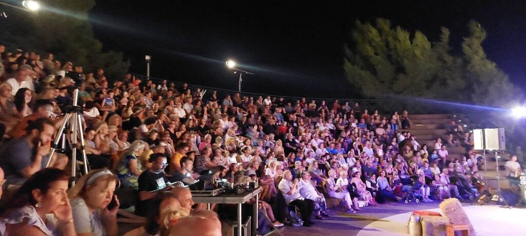 «Ε ρε γλέντια…» στο κατάμεστο Θέατρο Αιγίου ΒΙΝΤΕΟ-ΦΩΤΟ