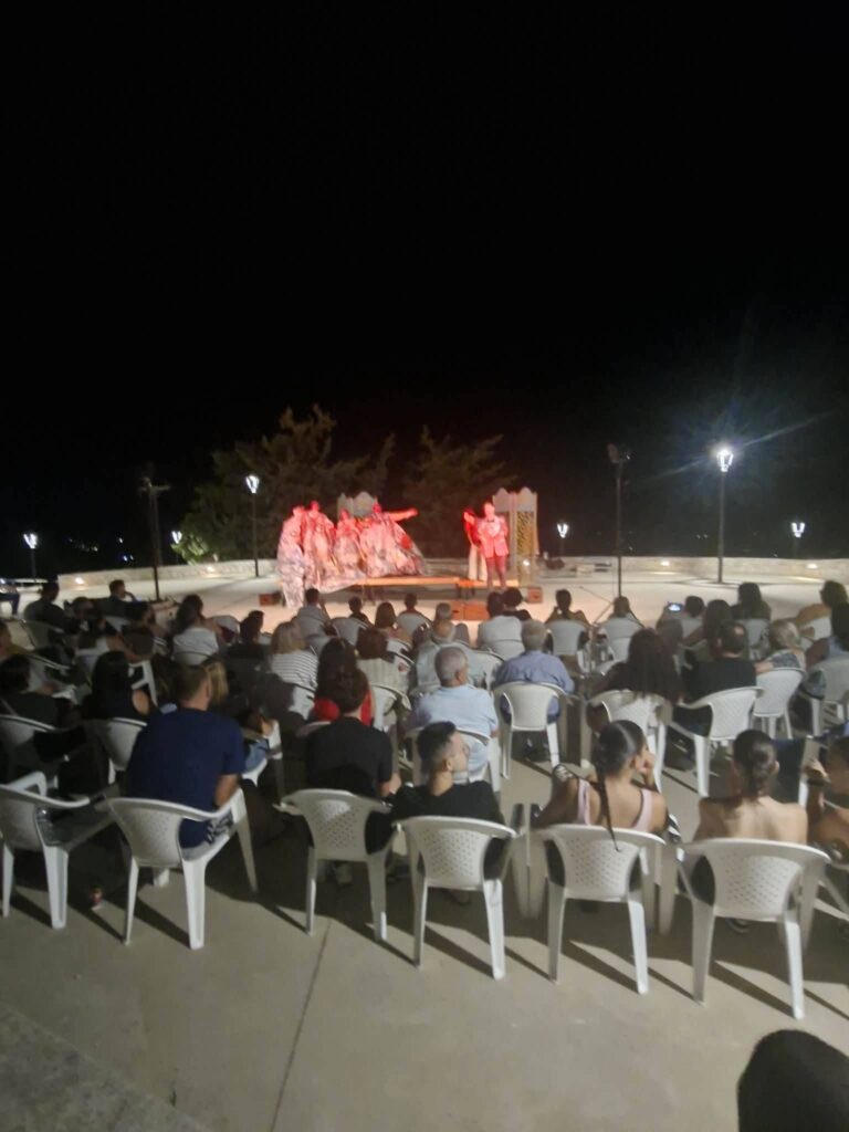 Θεατρική βραδιά στο Σκιαδά από το Άρμα Θέσπιδος ΦΩΤΟ