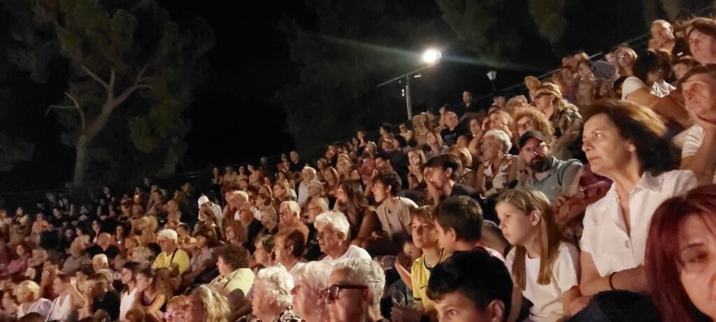 «Ε ρε γλέντια…» στο κατάμεστο Θέατρο Αιγίου ΒΙΝΤΕΟ-ΦΩΤΟ 6 «Ε ρε γλέντια…» στο κατάμεστο Θέατρο Αιγίου ΒΙΝΤΕΟ-ΦΩΤΟ
